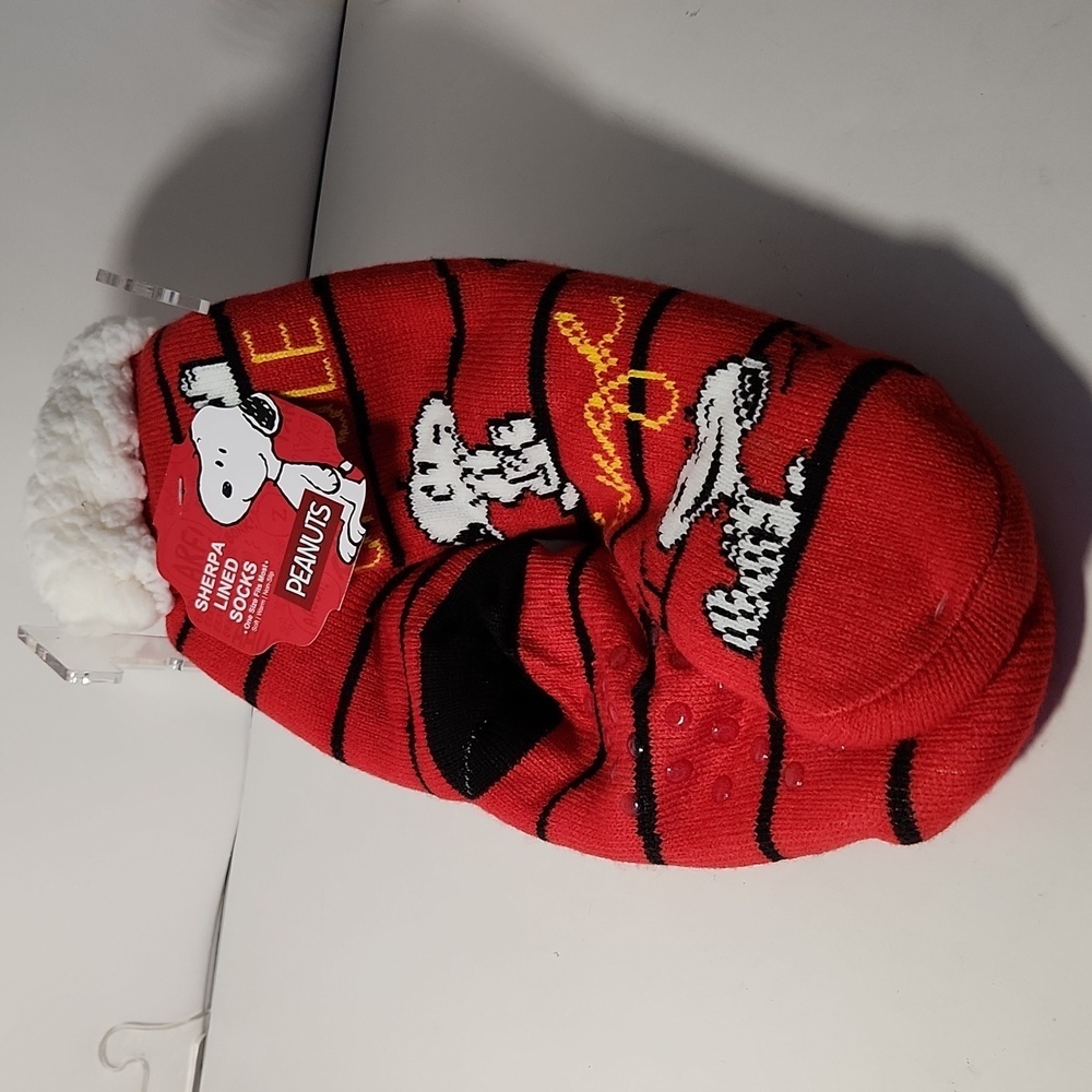 Sherpa Lined Snoopy/Peanuts Socks Skidded NWT